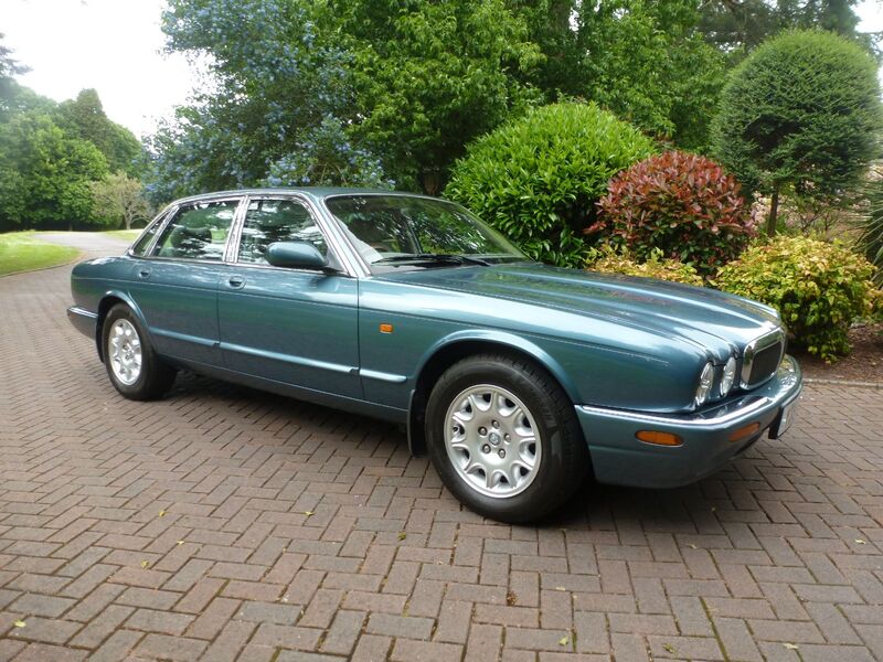 View JAGUAR XJ 3.2 V8 EXECUTIVE