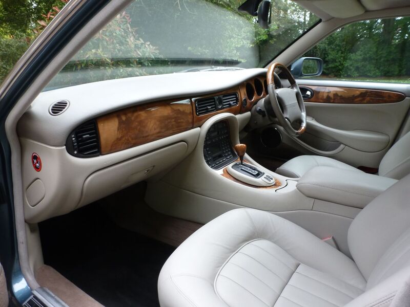 View JAGUAR XJ 3.2 V8 EXECUTIVE